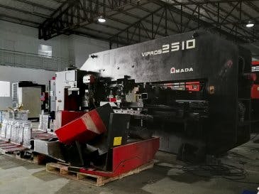 Right view of AMADA Vipros 2510 machine